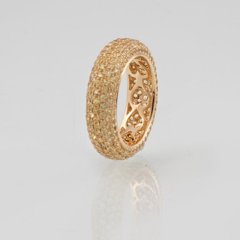 RING, 18K guld med fasettslipade gula safirer ca 3.64 ct. Vikt 4,7 gram.