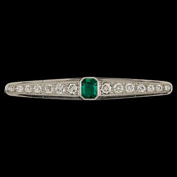 An emerald and brilliant cut diamond brooch, tot. app. 1.30 cts.