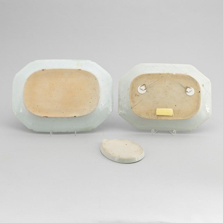 Serveringsfat, 3 stycken, porslin, Kina, Qingdynastin, Qianlong (1736-1795) samt Jiaqing (1796-1820).