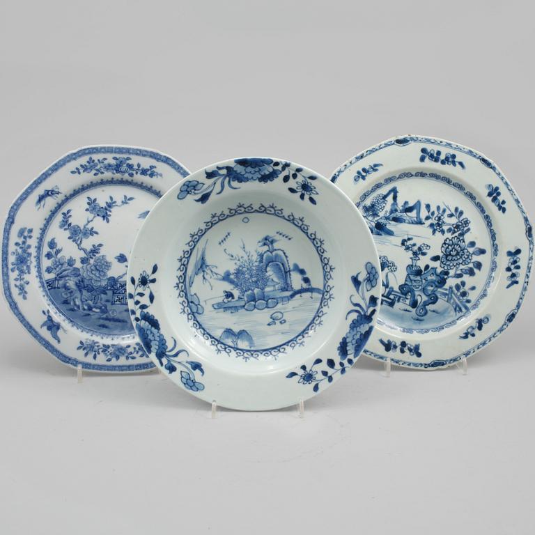 TALLRIKAR, 3 st, porslin, Kina, 1700-tal.