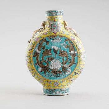 PILGRIMSFLASKA, porslin, Kina, sannolikt 1800-tal.