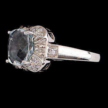RING, 14 k guld, akvamarin ca 4.17 ct, mindre diamanter.