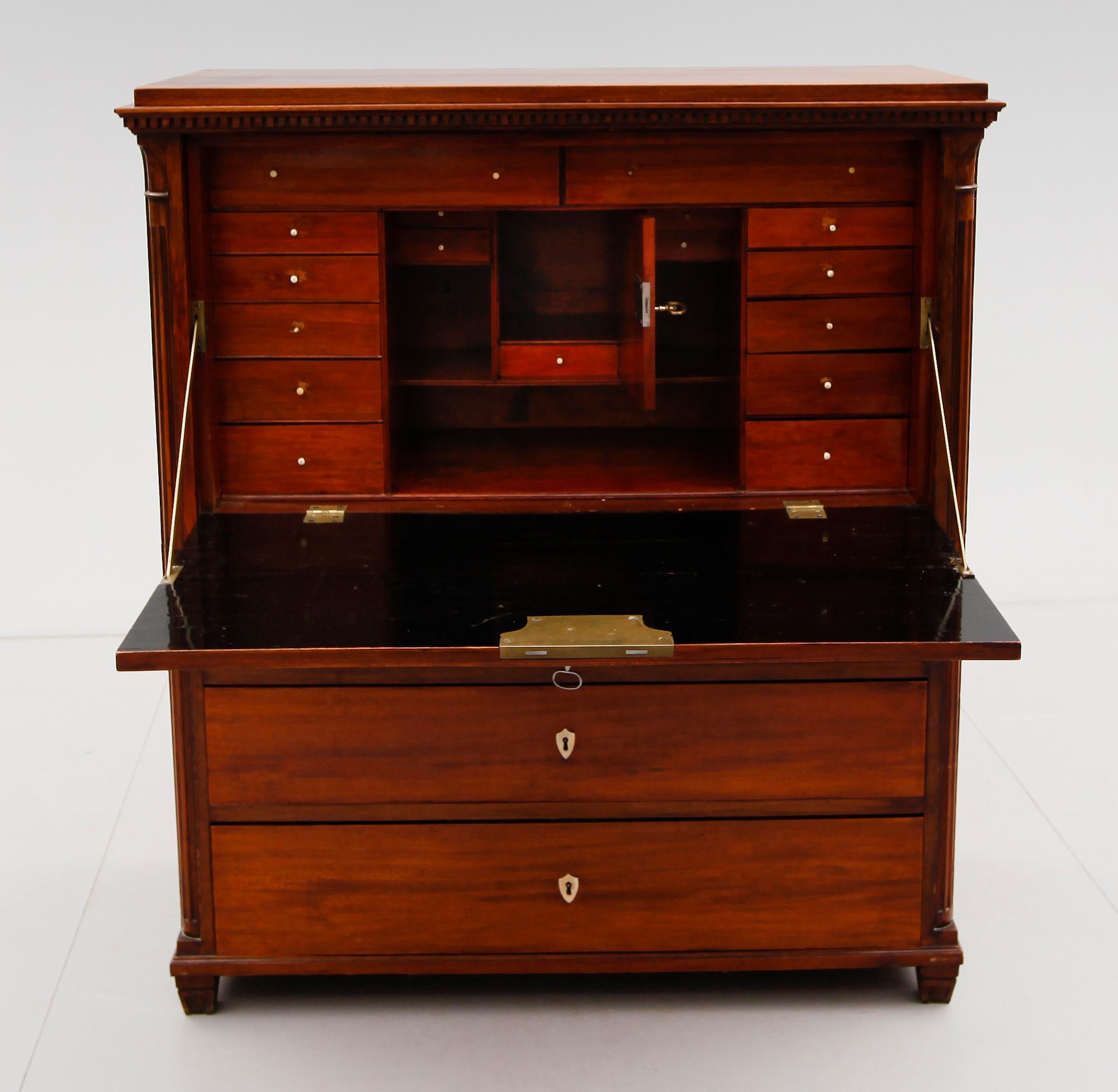 CHIFFONJÉ, sengustaviansk, 1800-talets början.
