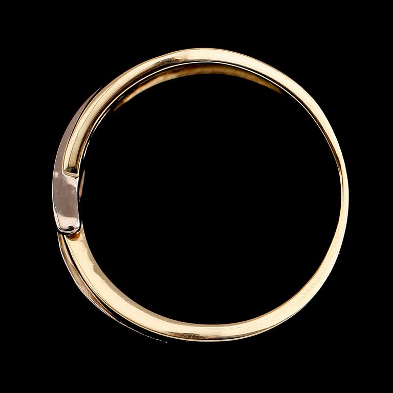RING, 18 k guld och briljantslipad diamant 0.07 ct enligt gravyr. Total vikt ca 6 g.