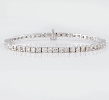 ARMBAND, 18K vitguld med 57 briljantslipade diamanter 5.05 ct. Vikt 14,5 gram.