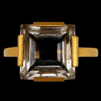 RING, 23k guld med fasettslipad bergkristall, Gustaf Fredrik Hallengren, Malmö, 1921. Vikt 13 g.