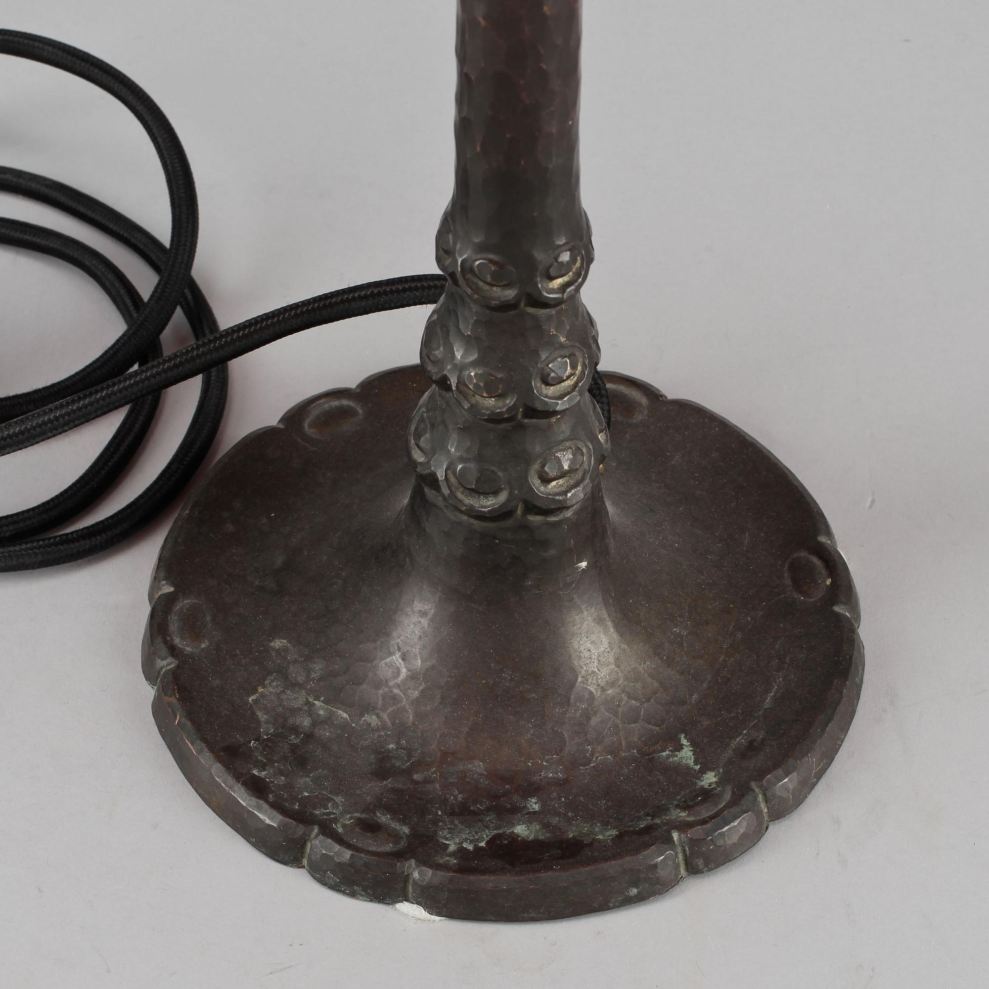 BORDSLAMPA, så kallad Strindbergslampa, 1900-talets första hälft.