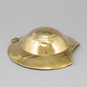 AN 18TH CENTURY BRASS SHAVING DISH.