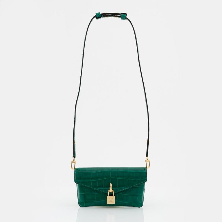 Louis Vuitton, a "Etui Lunette Nilocitus brillant emeraude" bag.