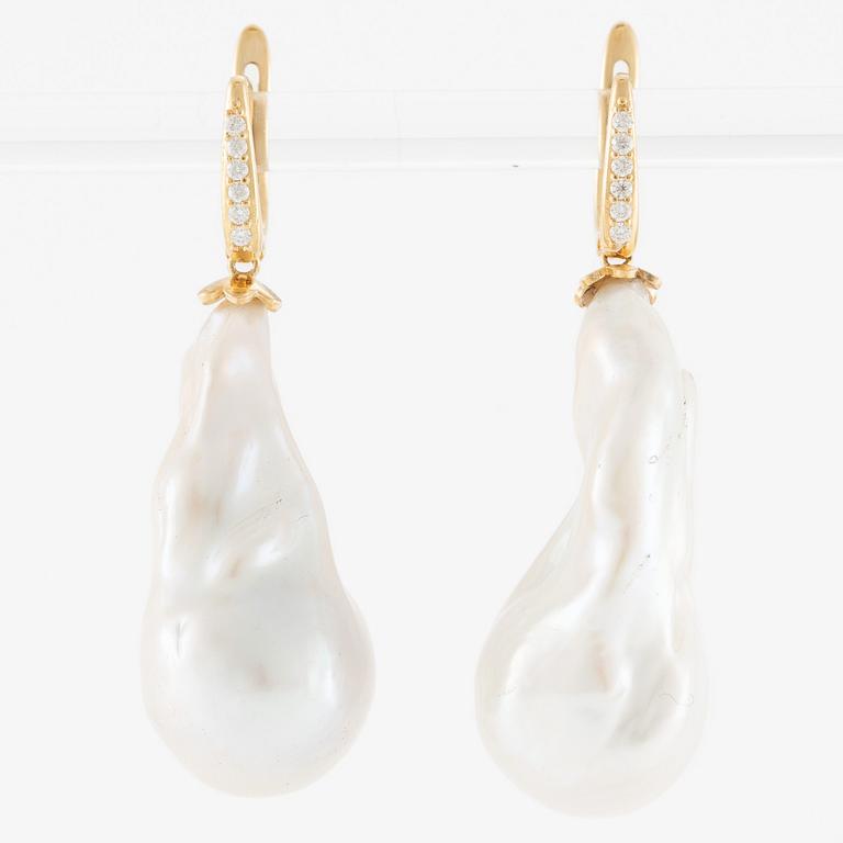 Earrings 18K gold with cultured baroque freshwater pearls and brilliant-cut diamonds.