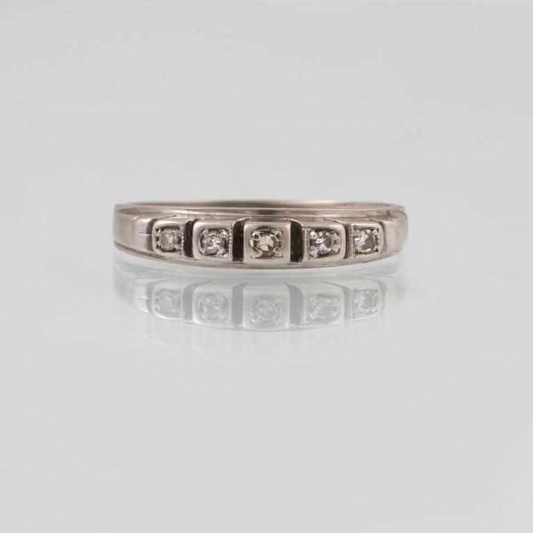RING, 18K vitguld med 5 åttkantslipade diamanter, importstämplad. Vikt 2,8 gram.