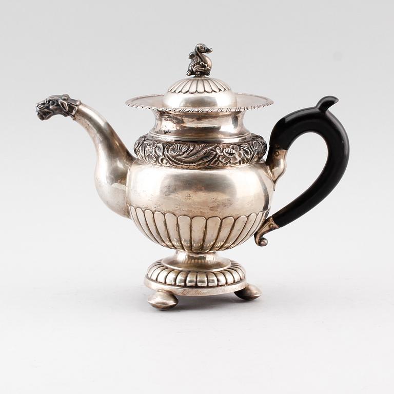 KAFFEKANNA, silver, Carl Wentzel, Köpenhamn, 1800-talets första hälft. Vikt ca 570 gram.