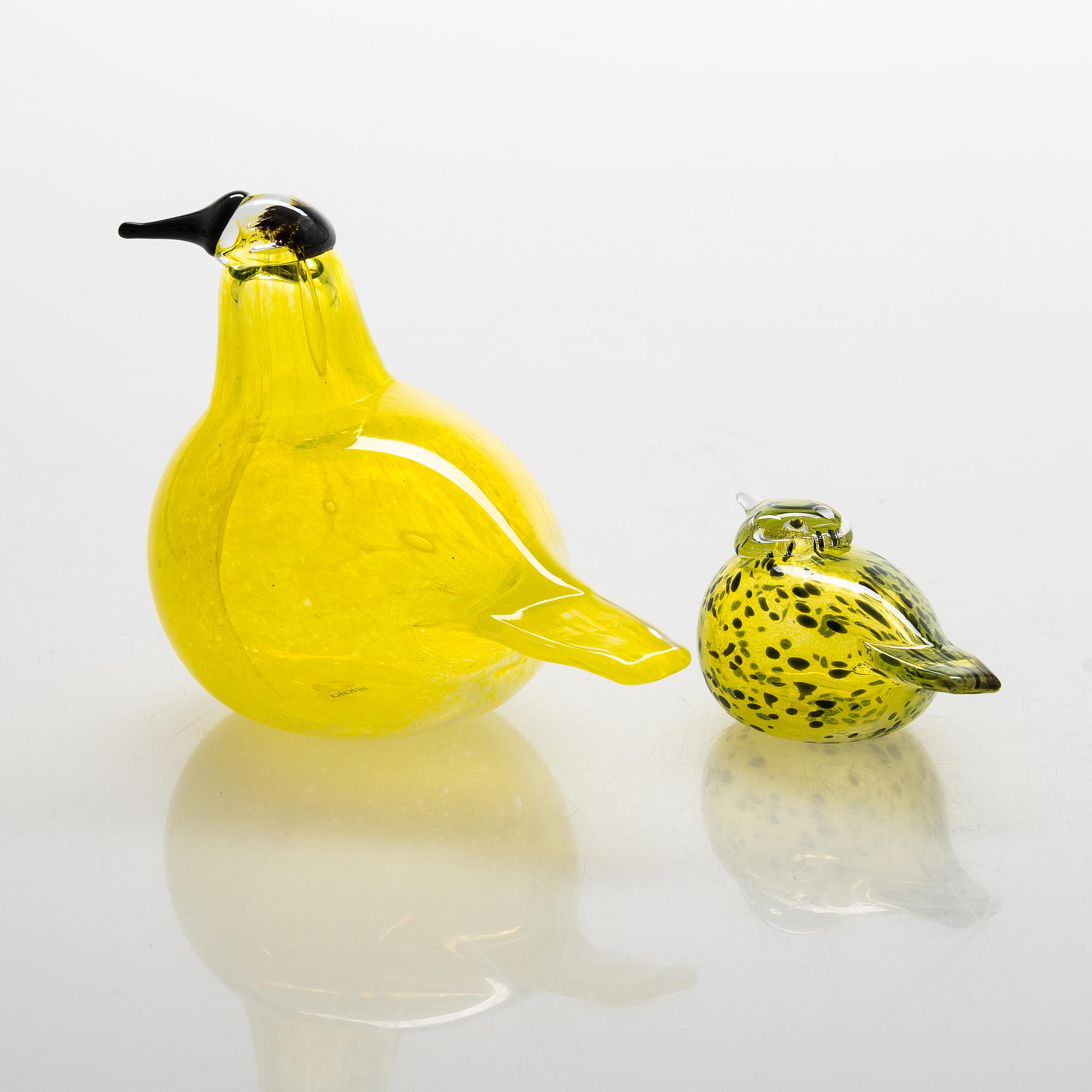 Oiva Toikka, Two glass birds. Marked O. Toikka Nuutajärvi, SSKK 2010 177/300.