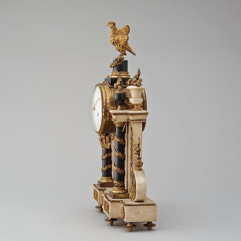BORDSPENDYL. Frankrike, 1700-talets slut. Louis XVI.