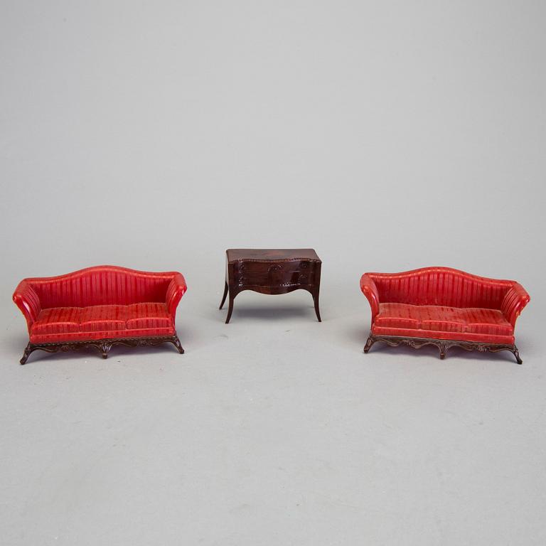 A lot of 26 pieces of plastic doll house furniture mostly by A Renwal products USA first half of the 20th century.