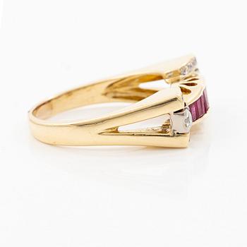 Ring, Engelbert, 18K gold with carré-cut rubies and brilliant-cut diamonds.