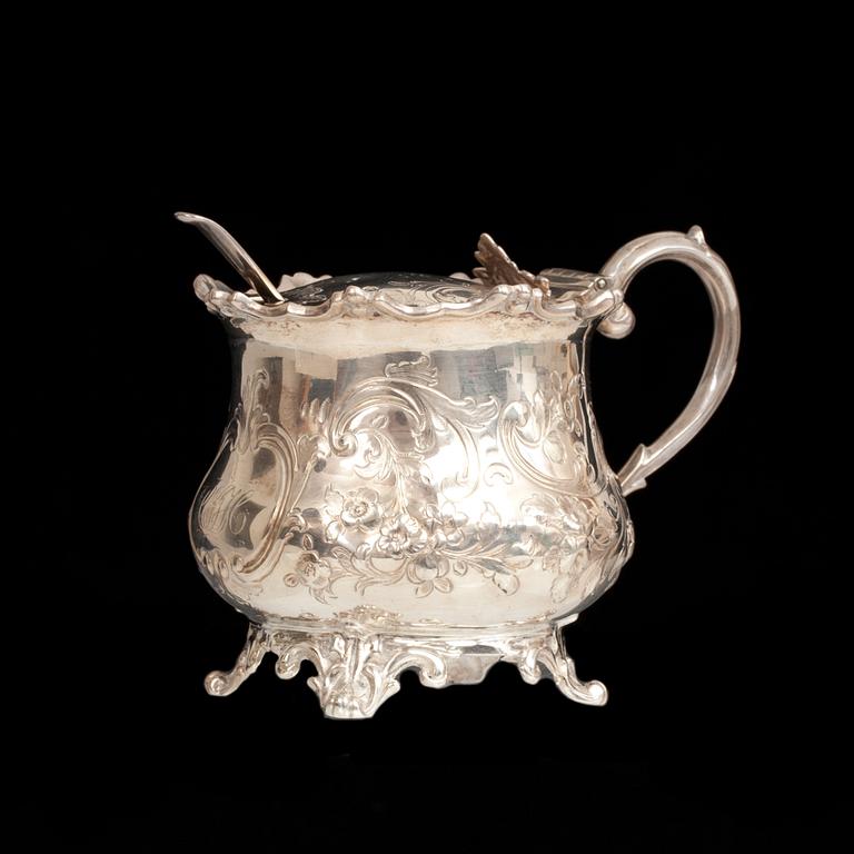 SENAPSKANNA, silver, nyrokoko, London, England. 1849. Vikt c:a 150 g exkl insats.