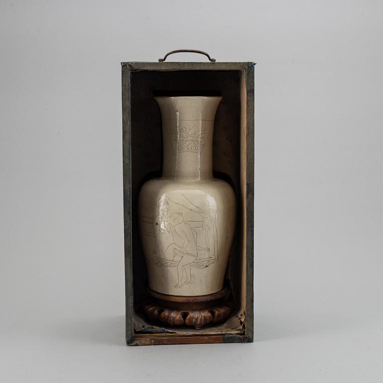 A Chinese ceramic vase, 20th century.