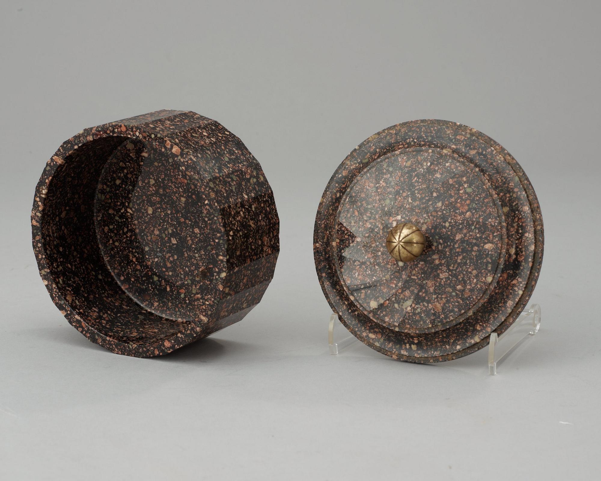 SMÖRASK MED LOCK. Älvdalen, 1800-talets början. Empire.