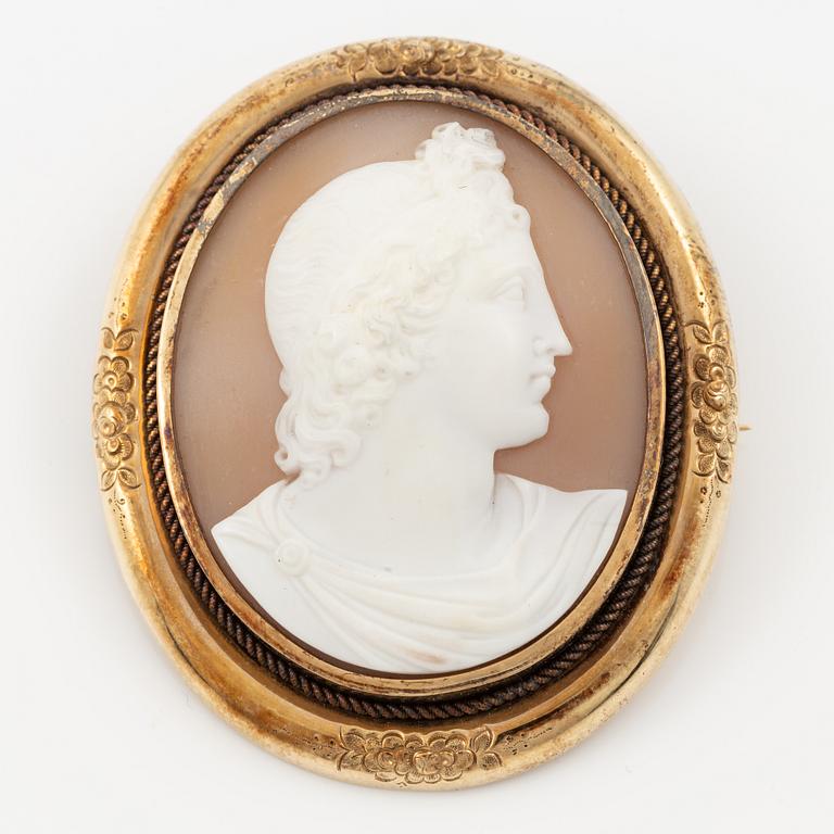 Brooch, 18K gold with shell cameo.