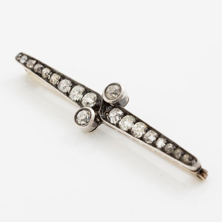 Brooch 14K gold and set with old-cut diamonds in various shapes.