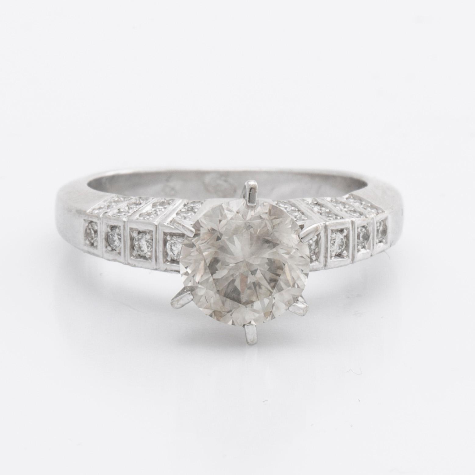 RING 14K vitguld m 1 briljant ca 1,8 ct, ca L-M VS, sidostenar ca 0,25 ct totalt.