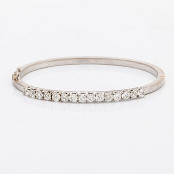 Bangle 18k whitegold old-cut diamonds approx 2,5 ct in total, inner diameter approx 17 cm, hinge mechanism.
