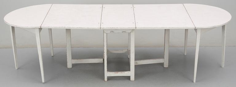 SLAGBORD samt 2 st HALVMÅNEBORD, sk "Kalasbord", 3 delar, gustaviansk stil, 1800-tal.
