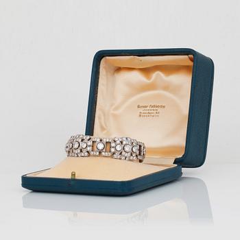 ARMBAND med briljantslipade diamanter totalt ca 10.00 ct, 1940-tal.