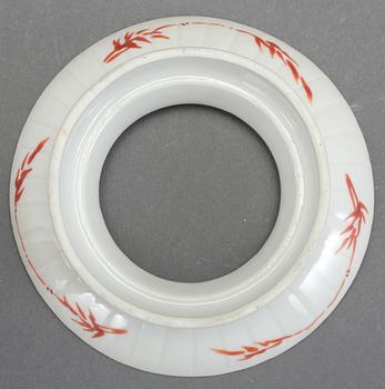 SKÅL PÅ SOCKEL, porslin, 1800-talets slut/1900-talets början.