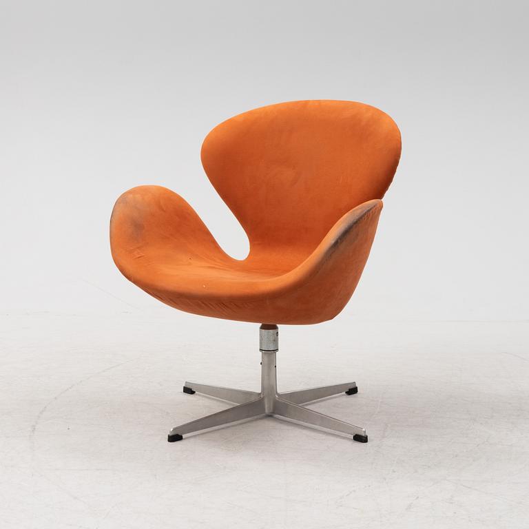 A 'Swan' swivel lounge chair by Arne Jacobsen, designed 1958.