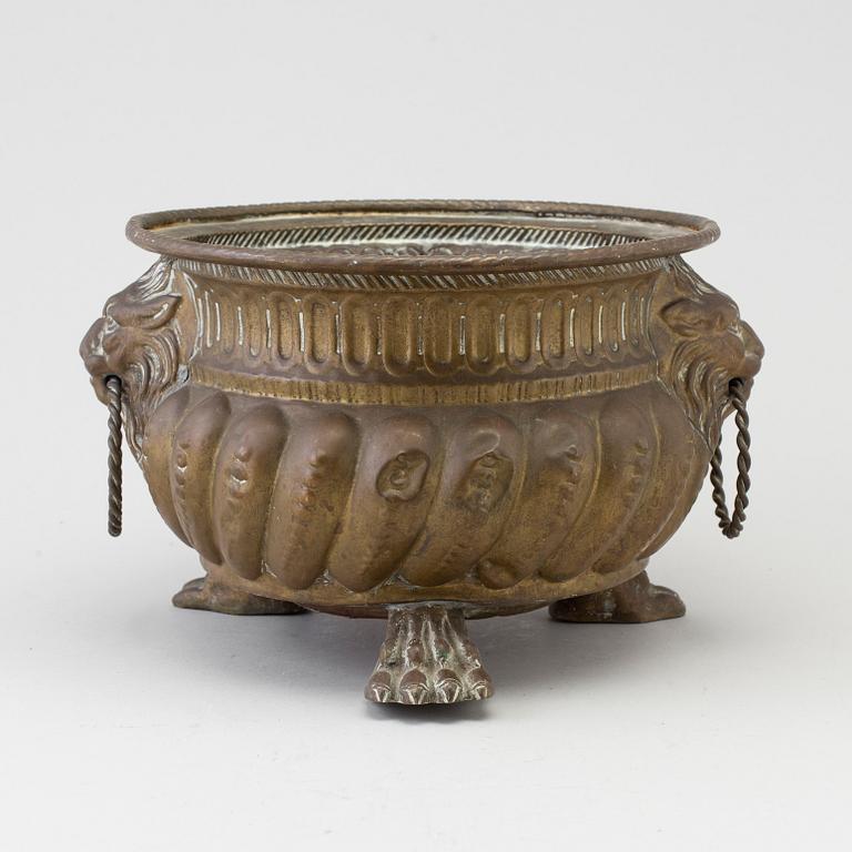 Am 18th/19th century brass flower pot.