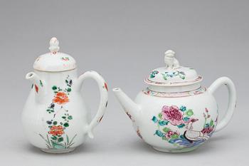 TEKANNOR med LOCK, kompaniporslin. Qing dynastin, 1700-tal.