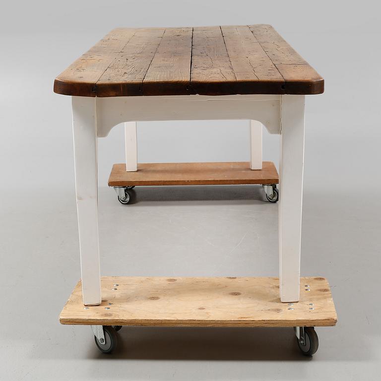 A dining table from the 20th century, partly by elder parts.