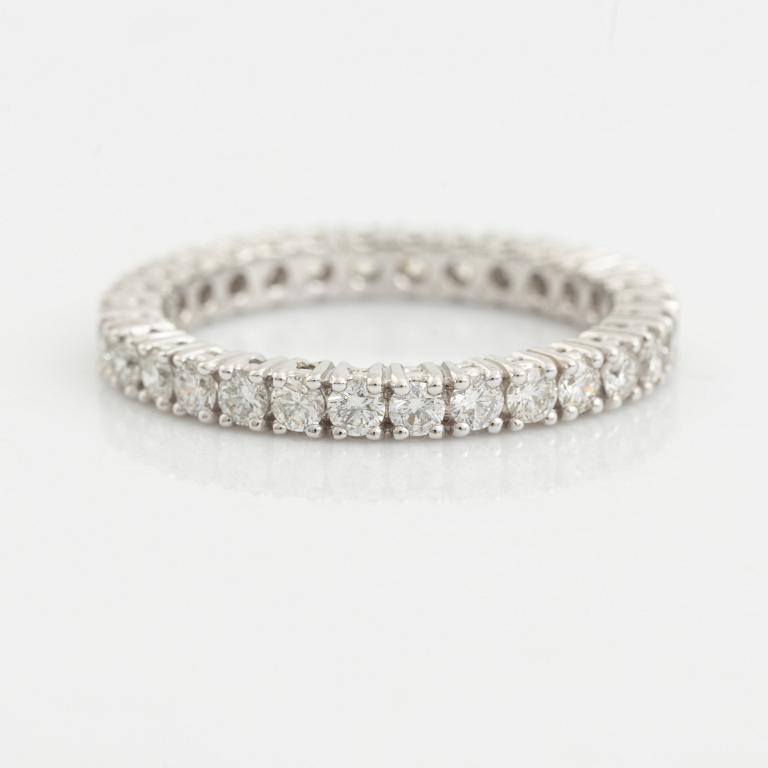 Ring with brilliant-cut diamonds.