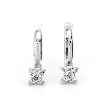 ÖRHÄNGEN, ett par, 14K vitguld med briljantslipade diamanter tot ca 0,42 ct. Vikt 3,9 gram.