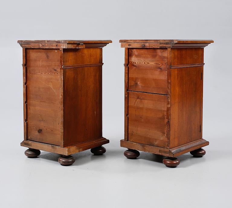 SÄNGBORD / NATTDUKSBORD, ett par, nyrenässans, 1800-talets slut.