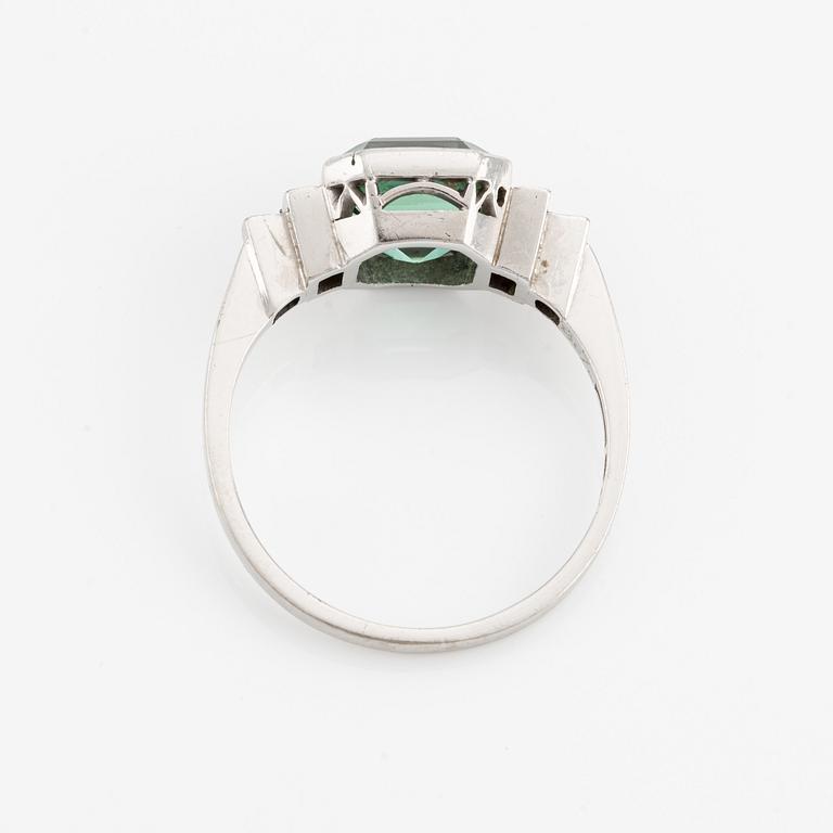 Ring, vitguld med grön turmalin och åttkantslipade diamanter.