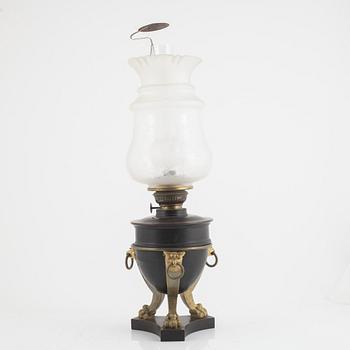 Bordsfotogenlampa, empirestil, tidigt 1900-tal.