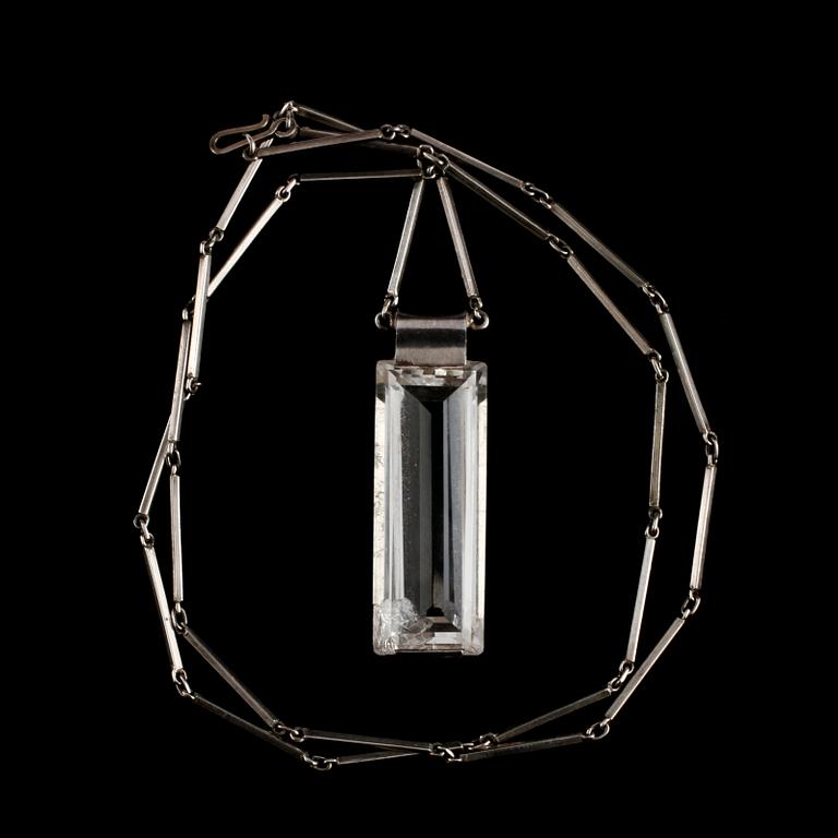 HÄNGE, silver med fasettslipad bergkristall, Stigbert för Heribert Engelbert, Stockholm, 1943. Vikt 27 g.