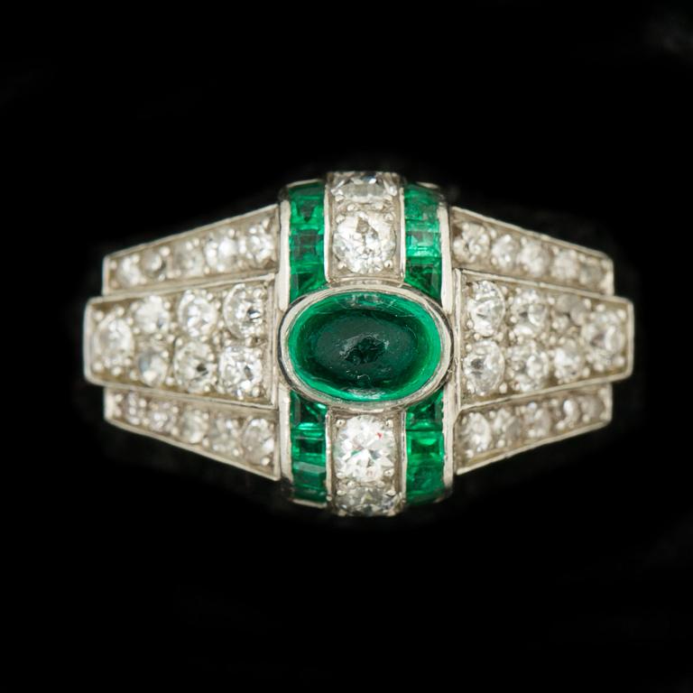 RING, 18k guld med cabochonslipad smaragd samt gammalslipade diamanter ca 0,50 ct. Vikt ca 10 g.
