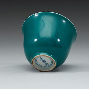 A cup with turquoise glaze, Qing dynasty (1644-1912) mark of Yongle.