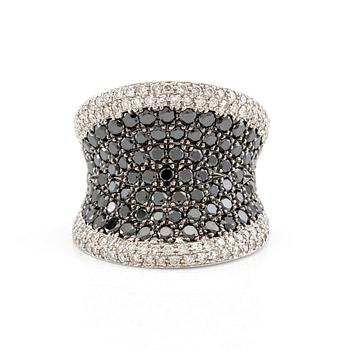 Ring in 18K white gold set with round brilliant-cut black and colourless diamonds.