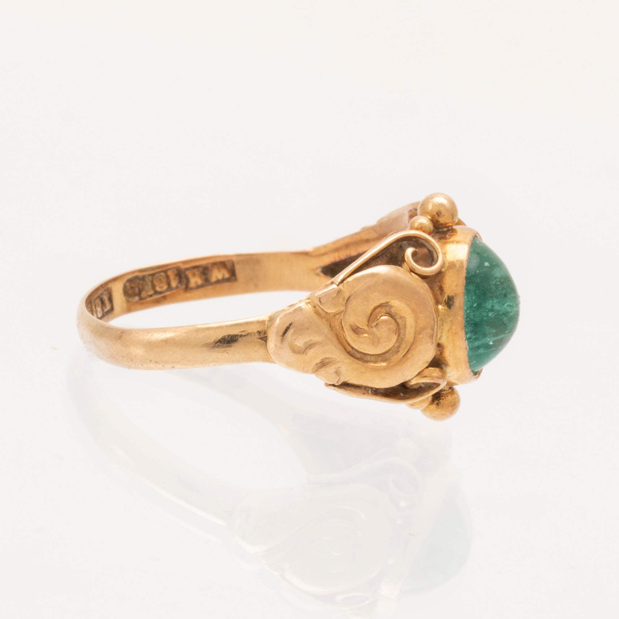 An 18K gold ring set with a cabochon cut emerald by Harbeck Wilhelm Stockholm 1945.