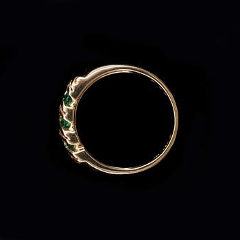 RING, 18k guld med smaragder och diamanter tot ca0,22ct. Vikt 4,8g.