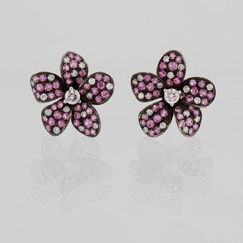 ÖRHÄNGEN, 18K vitguld och svärtat guld med briljantslipade diamanter 0.44 ct och rosa safirer 1.60 ct. Vikt 5,3 gram.