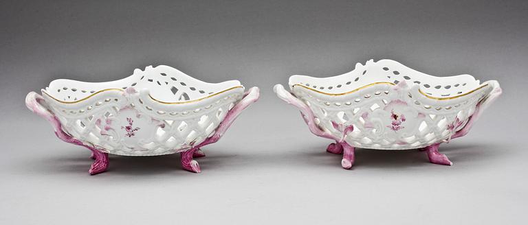 GALLERSKÅLAR, ett par, porslin, Meissen, 1800-talets slut.