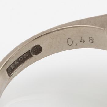 Ring in 18K white gold set with round brilliant-cut diamonds and chrysoprase.