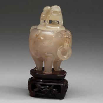 A carved agathe censer with cover, late Qing dynasty.