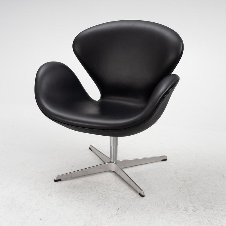 Arne Jacobsen, a pair of "Swan" armchairs, Fritz Hansen, Denmark, 2007.